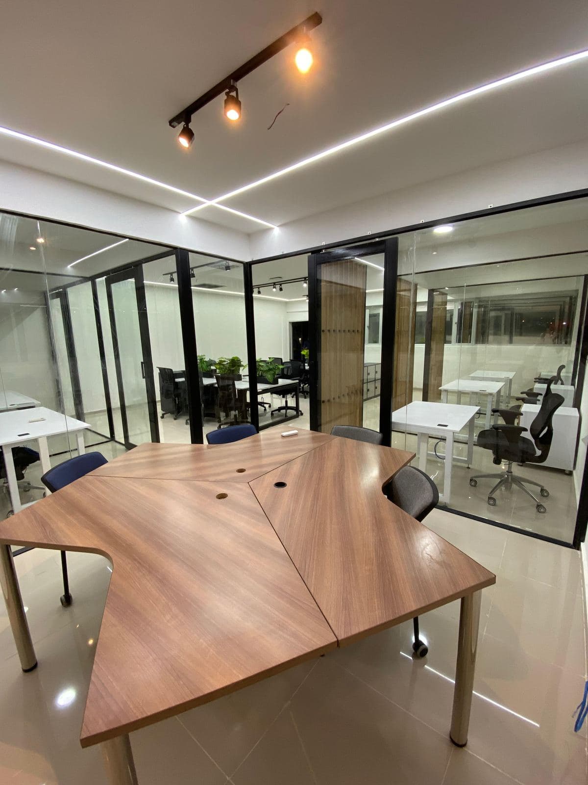 Espacio corporativo adecuado por DOS A&B Ingeniería